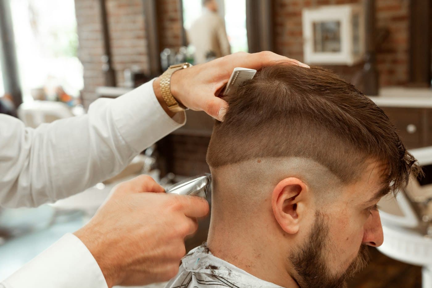 Präziser Übergang beim Haarschnitt mit der Maschine